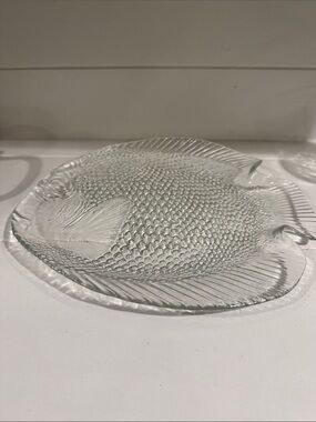 Arcoroc Clear Vilarge Glass Fish-Shaped Serving Platter and regular plate